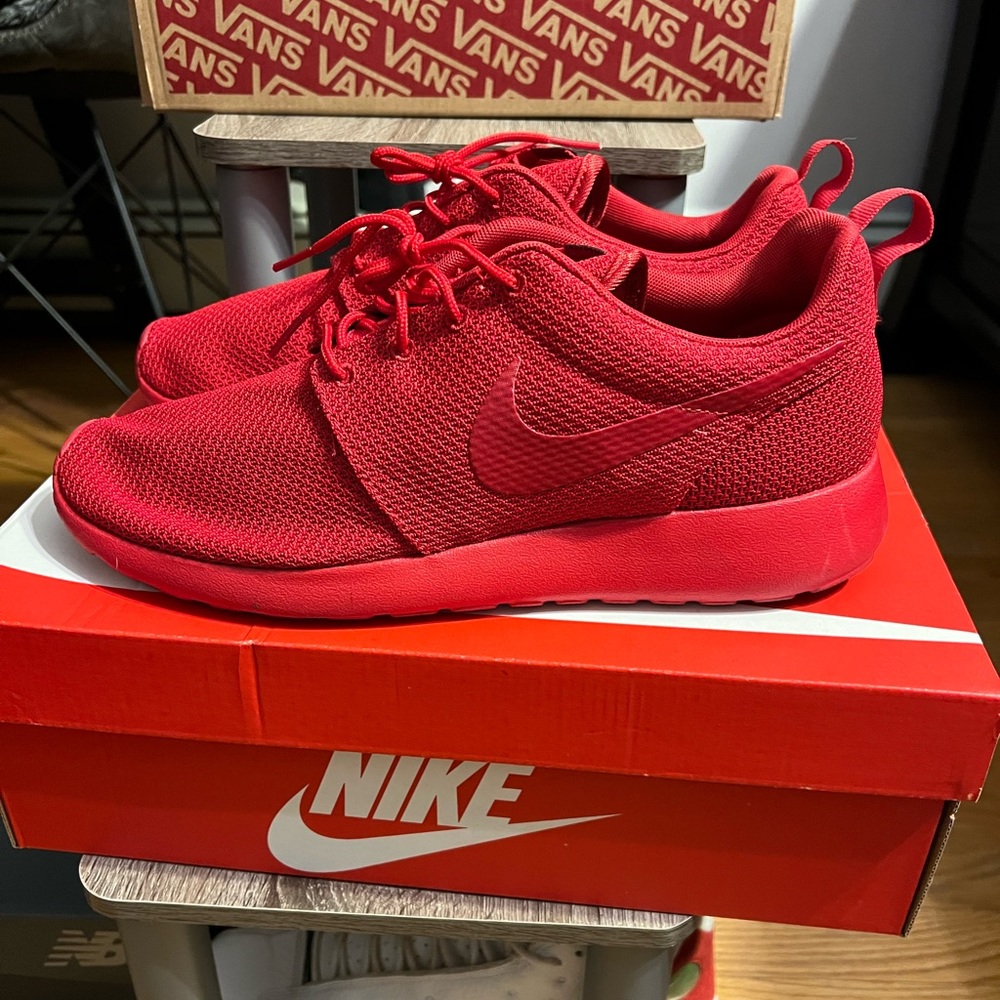 Nike rosche triple red